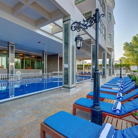 Sahara Beach Resort & Spa Šardžá Exteriér fotografie The pool at the hotel