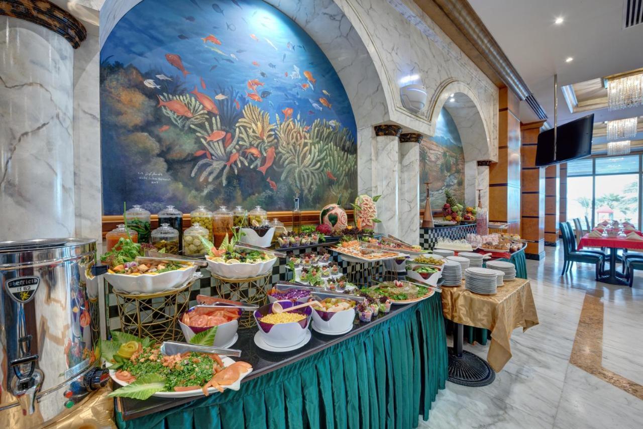 Sahara Beach Resort & Spa Šardžá Exteriér fotografie A buffet at a hotel