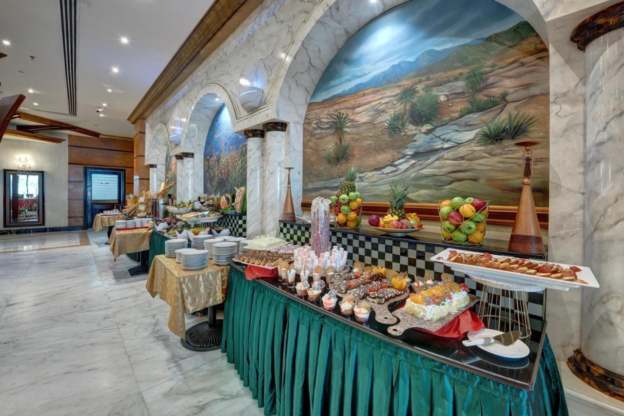 Sahara Beach Resort & Spa Šardžá Exteriér fotografie A buffet at a hotel