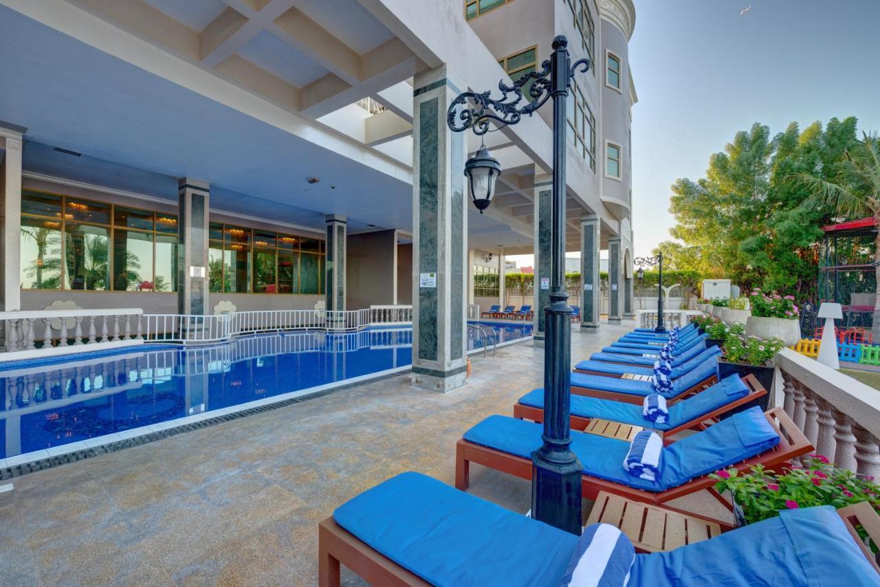 Sahara Beach Resort & Spa Šardžá Exteriér fotografie The pool at the hotel