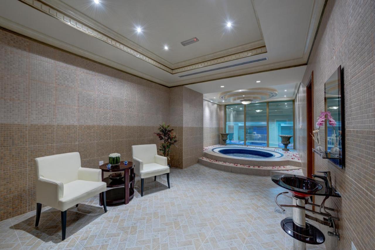 Sahara Beach Resort & Spa Šardžá Exteriér fotografie A modern bathroom