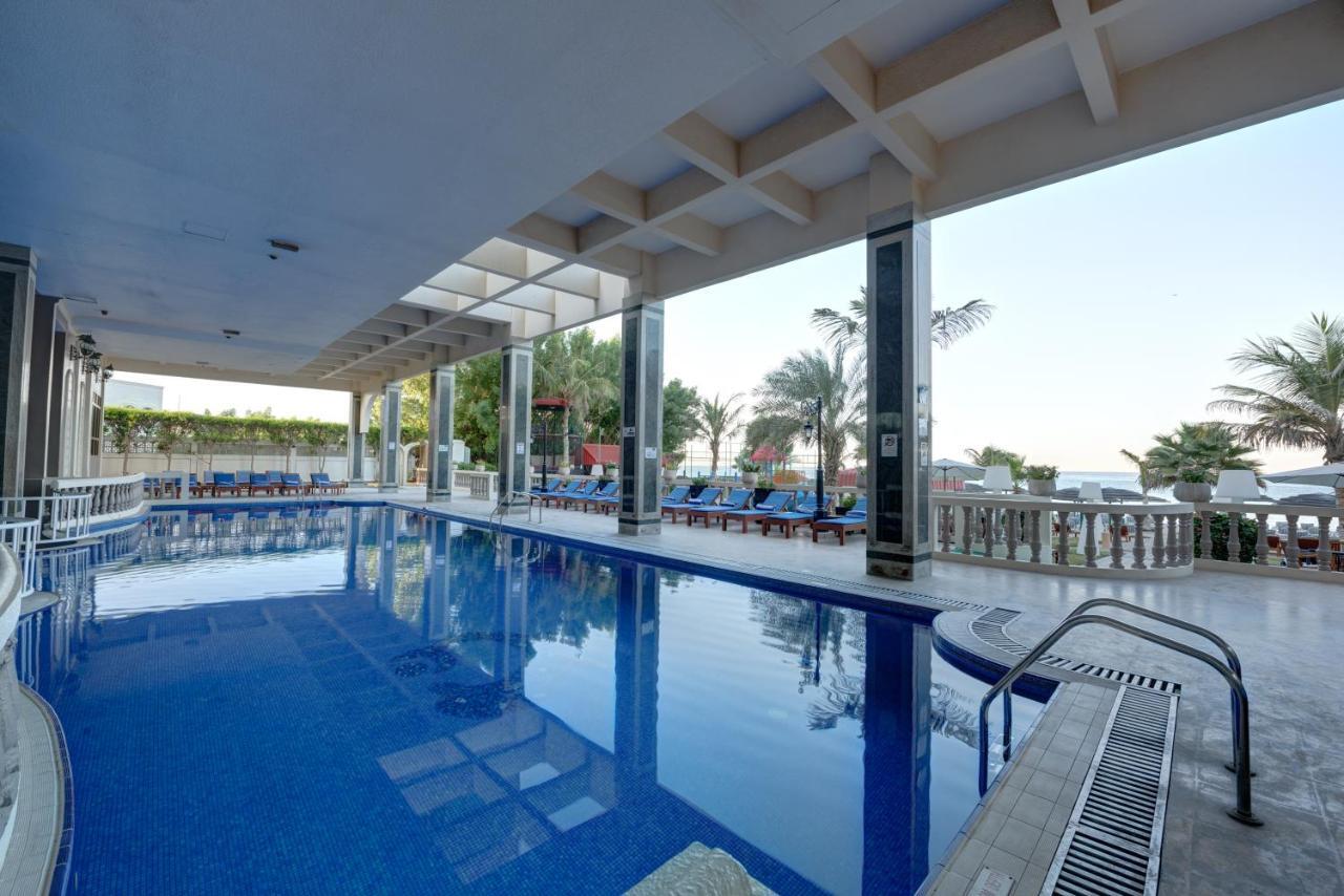 Sahara Beach Resort & Spa Šardžá Exteriér fotografie The pool at the hotel