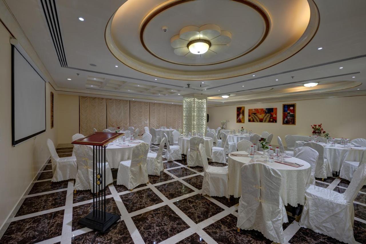Sahara Beach Resort & Spa Šardžá Exteriér fotografie The ballroom at the hotel